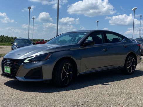 Used 2023 Nissan Altima 2.5 SR AWD/4WD image 7