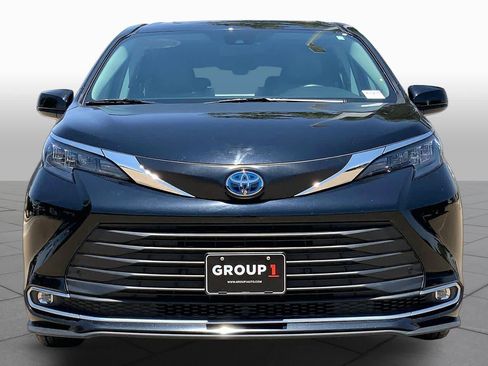 Used 2024 Toyota Sienna XLE FWD image 4