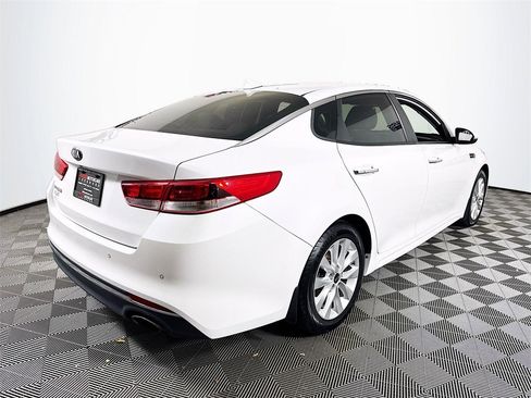 Used 2018 Kia Optima LX w/ 17" Alloy Wheels Package image 7