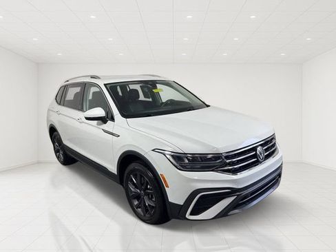 Used 2022 Volkswagen Tiguan SE AWD/4WD image 1