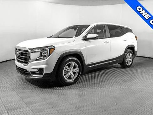 Used 2022 GMC Terrain SLE FWD image 2