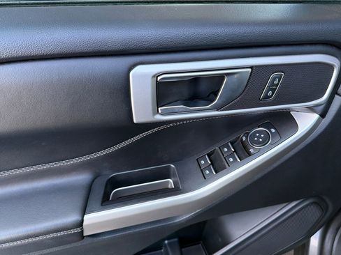 Used 2023 Ford Explorer XLT image 11
