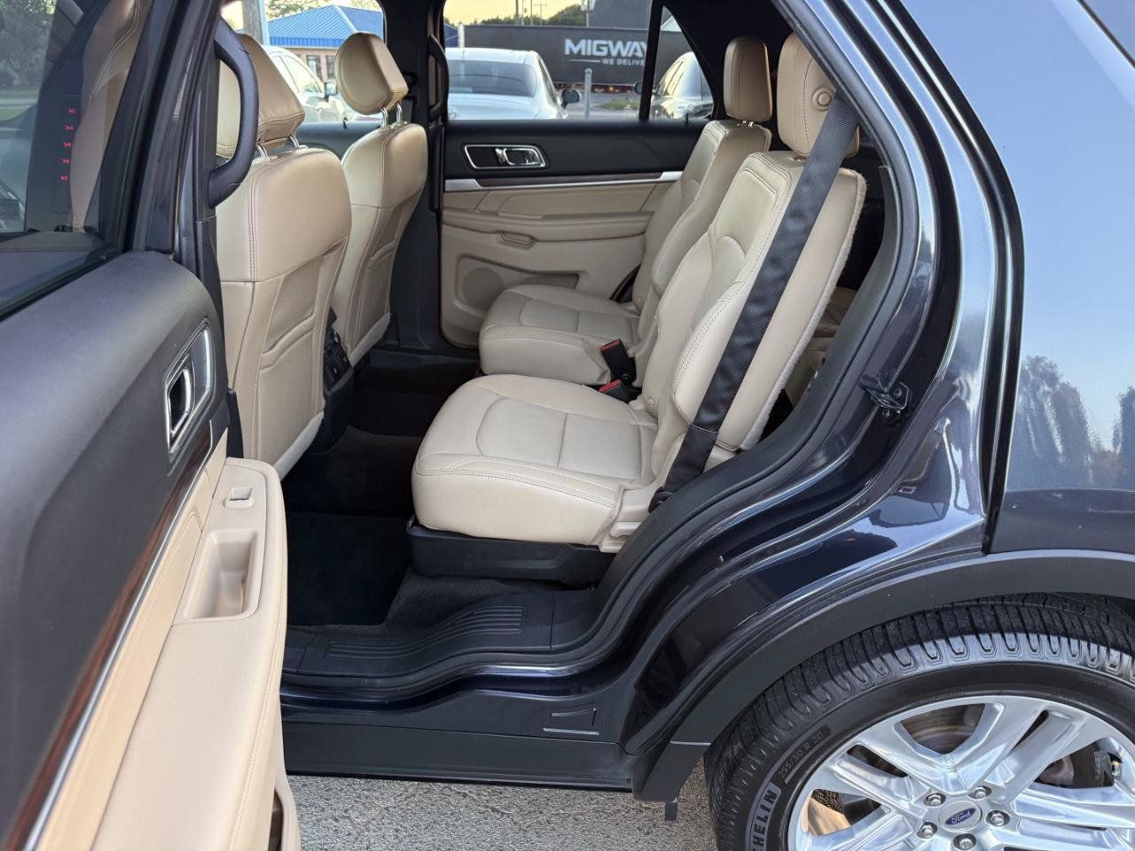 Used 2017 Ford Explorer Limited w/ Equipment Group 301A FWD image 9