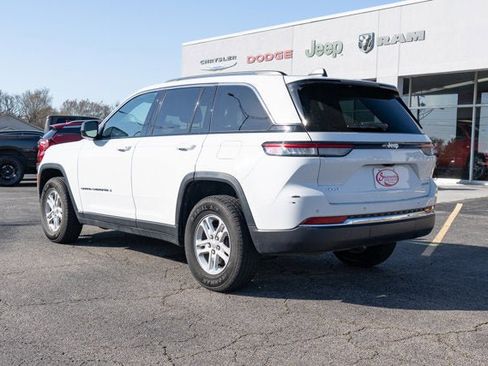 Used 2024 Jeep Grand Cherokee Laredo image 3