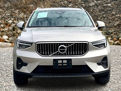 Used 2023 Volvo XC40 B5 Plus image 3