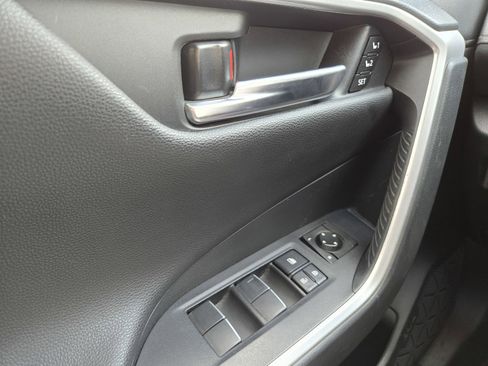 Used 2019 Toyota RAV4 Limited image 24