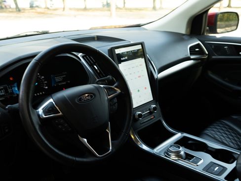 Used 2024 Ford Edge Titanium image 16