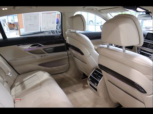 Used 2020 BMW 750i xDrive w/ Autobahn Package AWD/4WD image 17