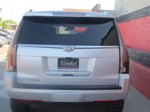 Used 2018 Cadillac Escalade Luxury image 4