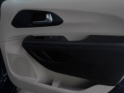 Used 2020 Chrysler Pacifica Limited w/ 8-pass Seating Package image 9