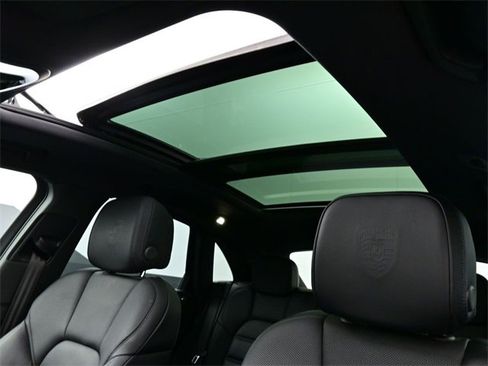 Certified 2025 Porsche Macan image 16