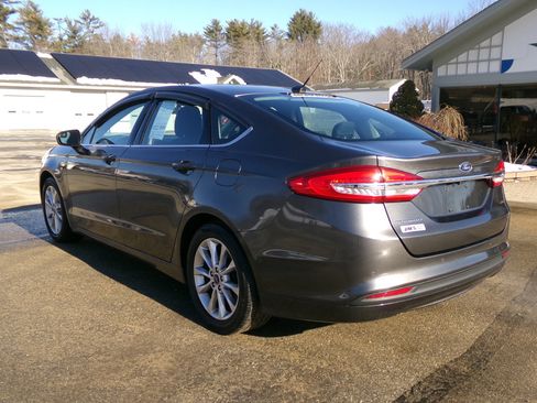 Used 2017 Ford Fusion SE w/ Fusion SE Technology Package image 4