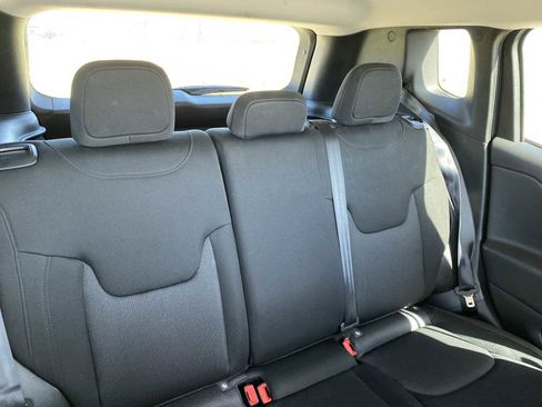 Certified 2023 Jeep Renegade Latitude AWD/4WD image 33