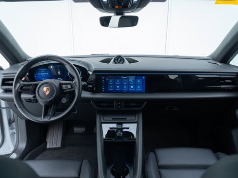 Certified 2025 Porsche Macan Electric image 31
