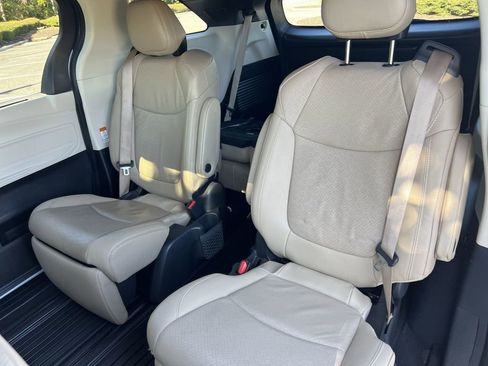 Used 2024 Toyota Sienna Limited image 23