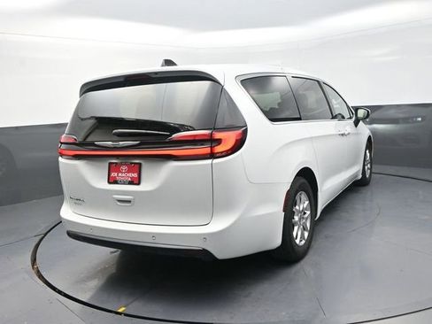 Used 2023 Chrysler Pacifica Touring-L image 7