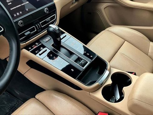 Used 2022 Porsche Macan PREMIUM PACKAGE PLUS 2.0T (AWD image 18