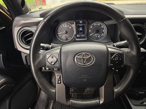 Used 2017 Toyota Tacoma TRD Off-Road image 28