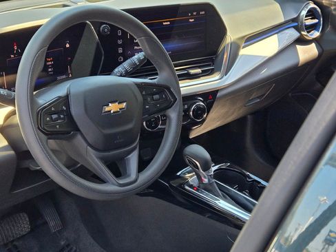 Certified 2025 Chevrolet Trax LT FWD image 23