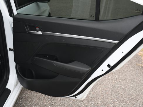 Used 2020 Hyundai Elantra SE w/ Cargo Package (C1) image 18