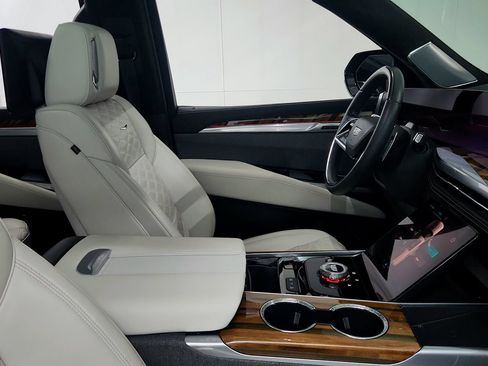 Used 2025 Cadillac Escalade Sport Platinum w/ LPO, Floor Liner Package AWD/4WD image 29