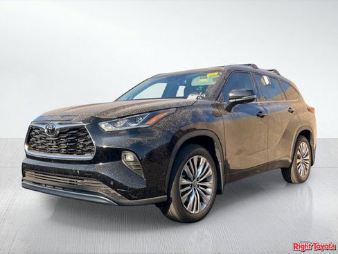 Certified 2024 Toyota Highlander Platinum FWD image 2