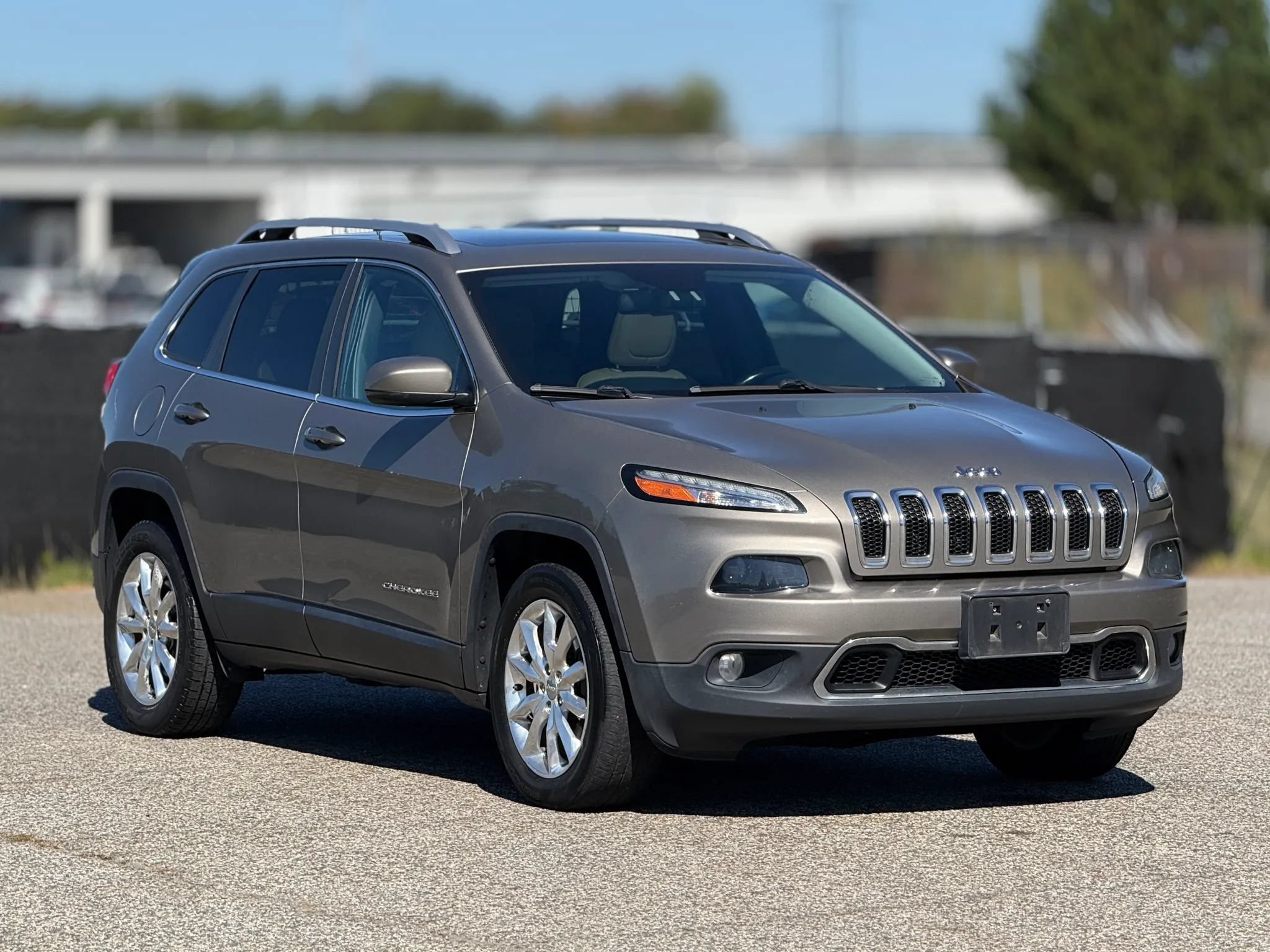 Used 2017 Jeep Cherokee Limited AWD/4WD image 1