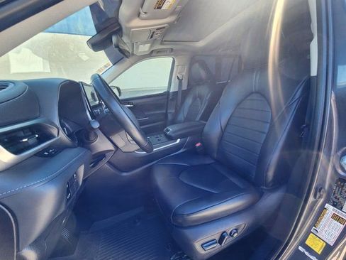 Used 2025 Toyota Highlander XLE image 10