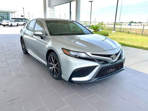 Used 2021 Toyota Camry SE image 3