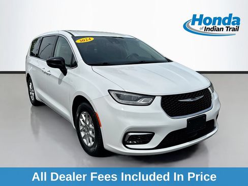 Used 2024 Chrysler Pacifica Touring-L FWD image 1