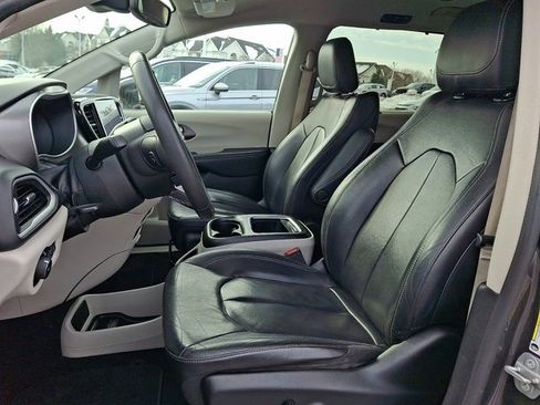 Certified 2022 Chrysler Pacifica Touring-L image 19