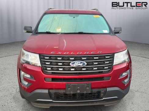 Used 2017 Ford Explorer XLT w/ Equipment Group 202A FWD image 4