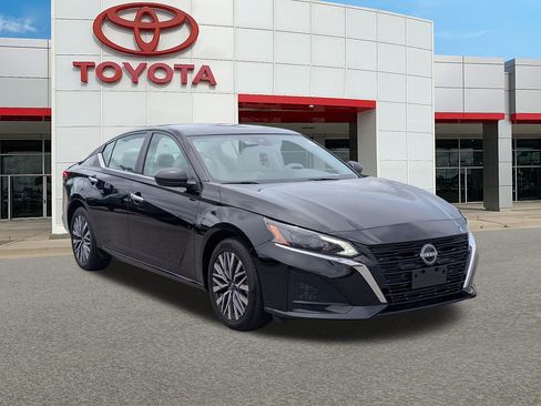 Used 2025 Nissan Altima 2.5 SV FWD image 1