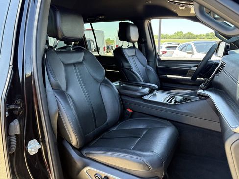 Used 2024 Jeep Wagoneer L Series II w/ Flexible Seating Group RWD image 30