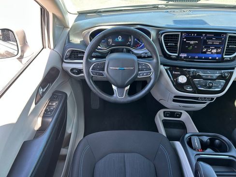 Used 2021 Chrysler Pacifica Touring FWD image 30