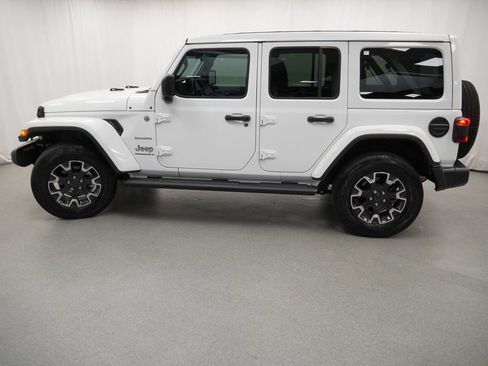 Used 2024 Jeep Wrangler Unlimited Sahara w/ Technology Group AWD/4WD image 25