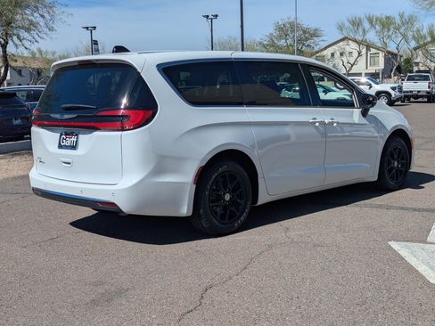 Used 2024 Chrysler Pacifica Touring-L image 3