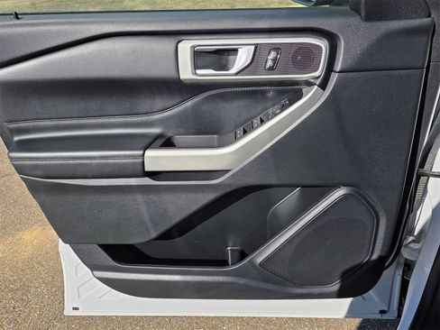 Used 2022 Ford Explorer XLT w/ Equipment Group 202A image 21