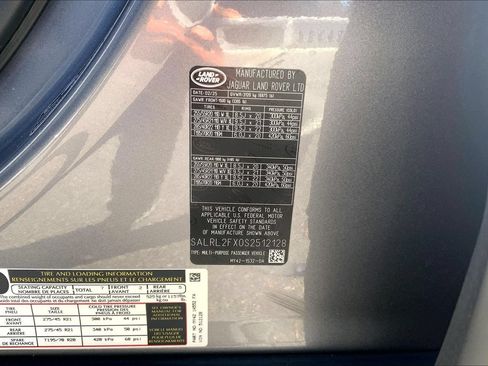Certified 2025 Land Rover Discovery Dynamic SE AWD/4WD image 33