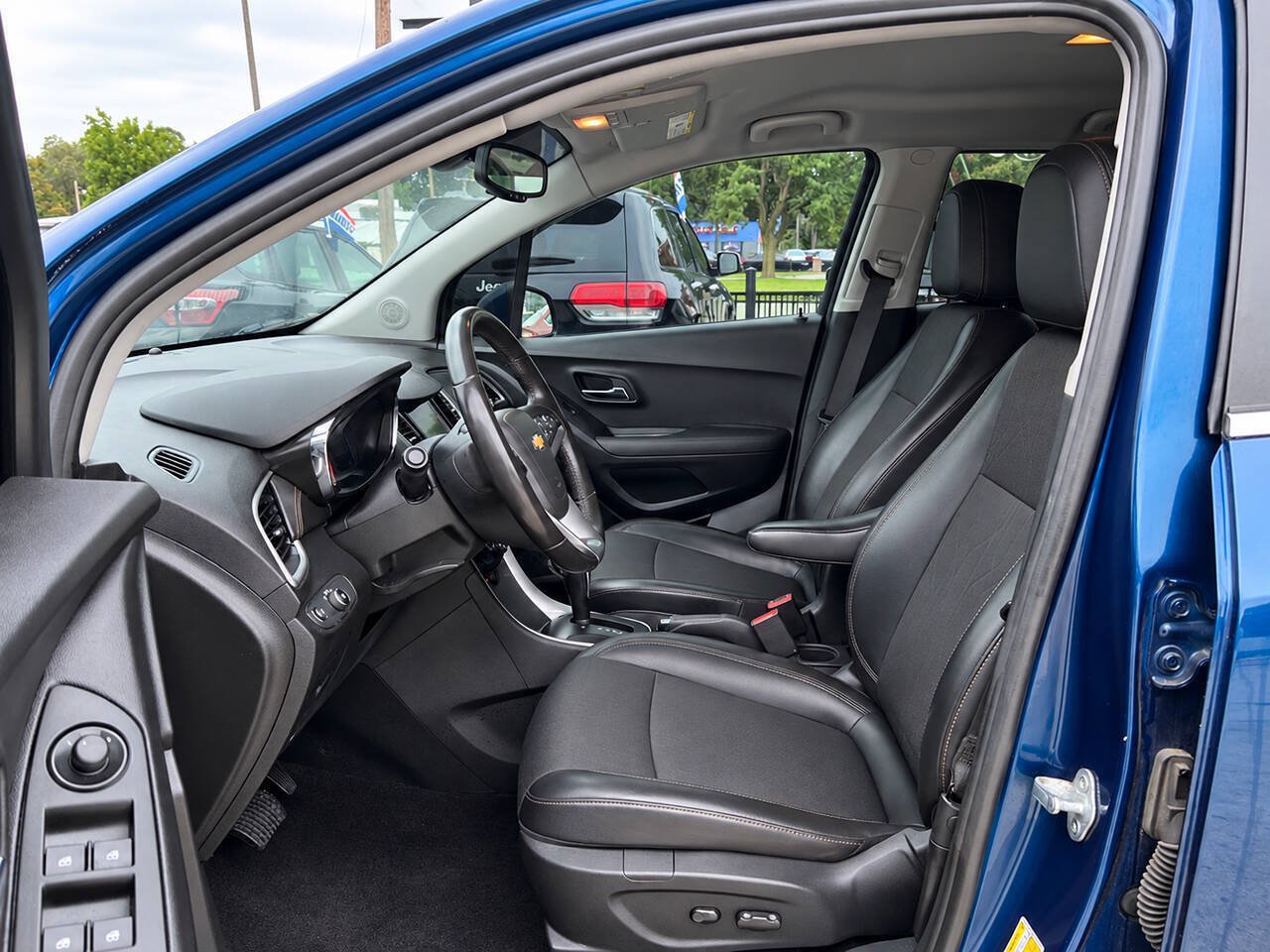 Used 2019 Chevrolet Trax LT w/ LT Convenience Package AWD/4WD image 12