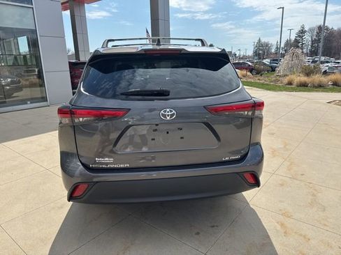 Used 2023 Toyota Highlander LE AWD/4WD image 6