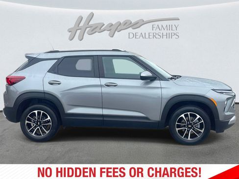 Used 2025 Chevrolet TrailBlazer LT AWD/4WD image 2