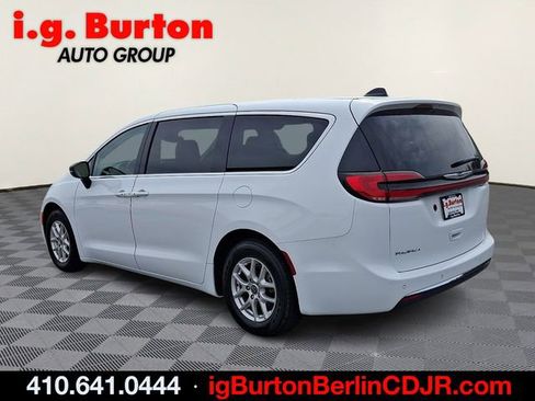 Used 2024 Chrysler Pacifica Touring-L FWD image 4