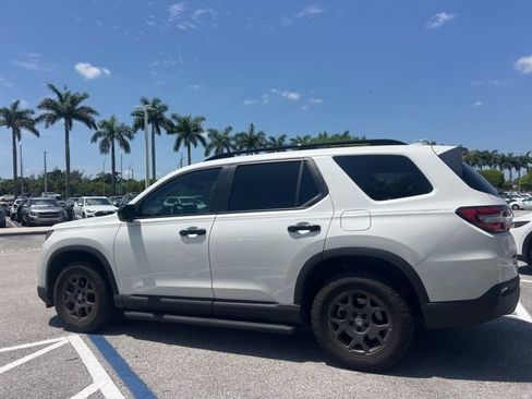 Used 2025 Honda Pilot TrailSport image 10