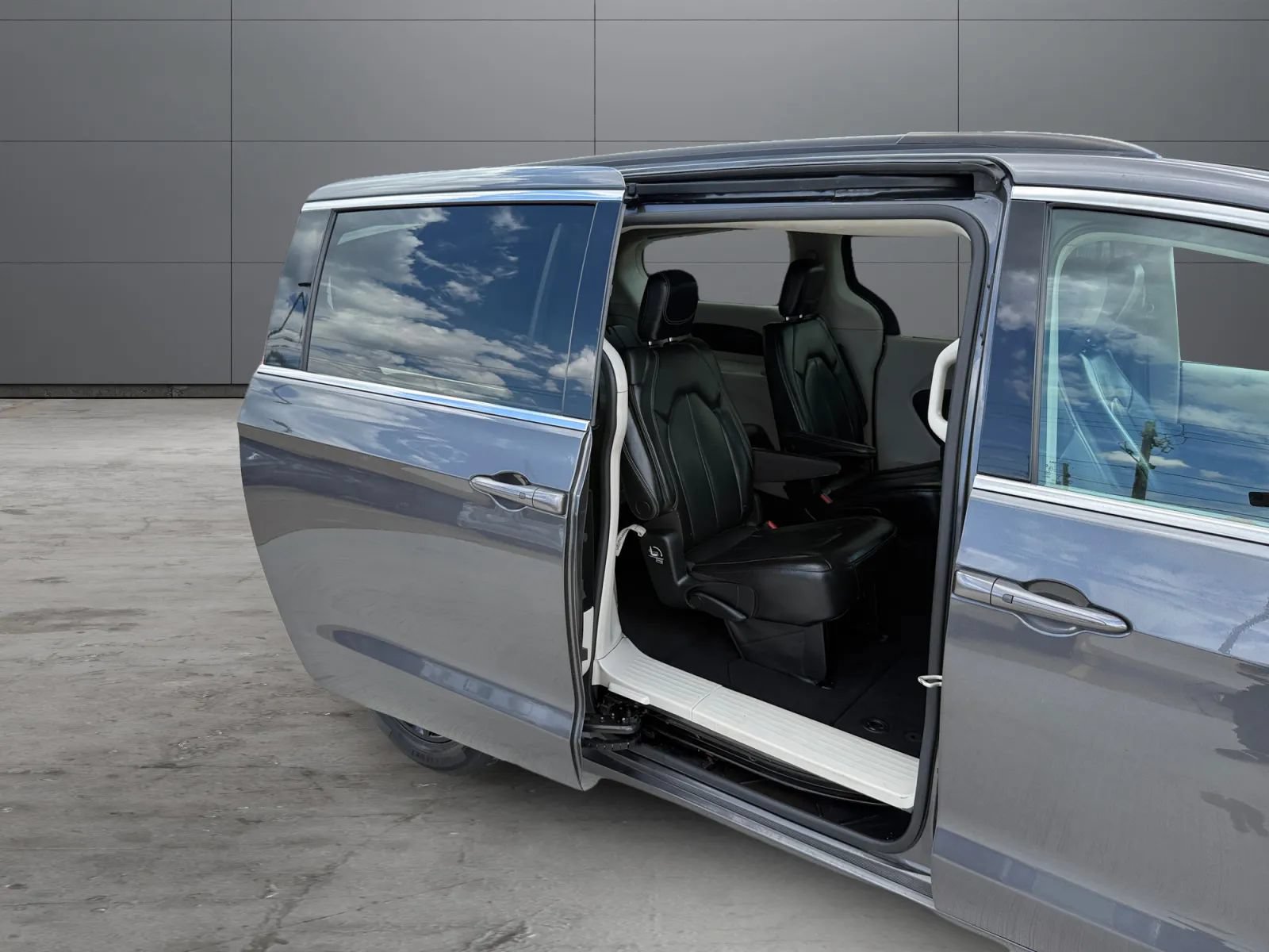 Used 2022 Chrysler Pacifica Touring-L FWD image 22