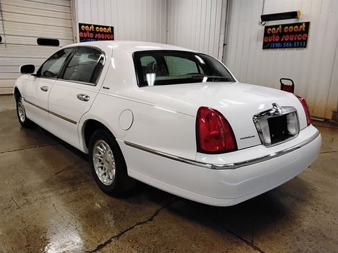 Used 1999 Lincoln Town Car Signature RWD image 6