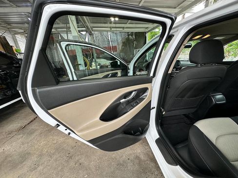 Used 2019 Hyundai Elantra GT FWD image 11