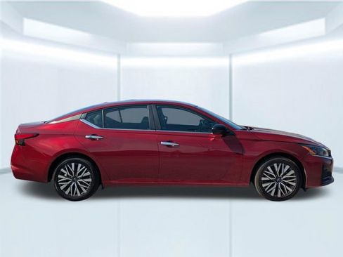 Used 2024 Nissan Altima 2.5 SV FWD image 8