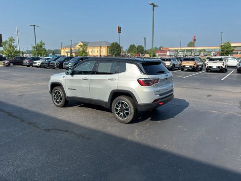 Used 2025 Jeep Compass Trailhawk AWD/4WD image 4