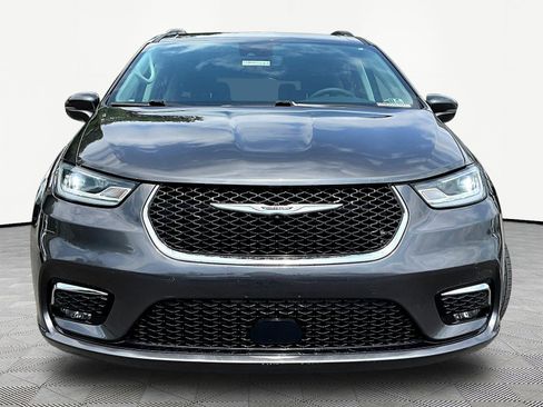 Used 2022 Chrysler Pacifica Touring-L FWD image 2